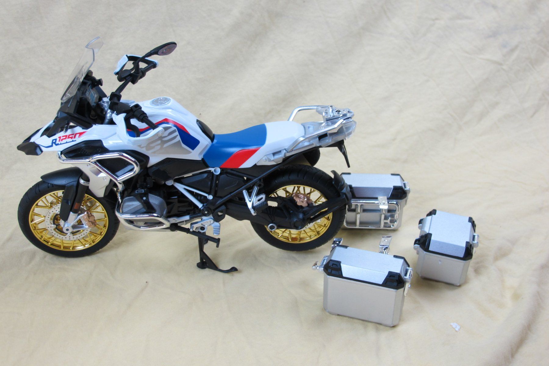 BMW Modellini d'auto: BMW R1250GS mit Köffer 1:9 Modell – Usato da Escholzmatt venduto da Rebikeling6182Ematt 6