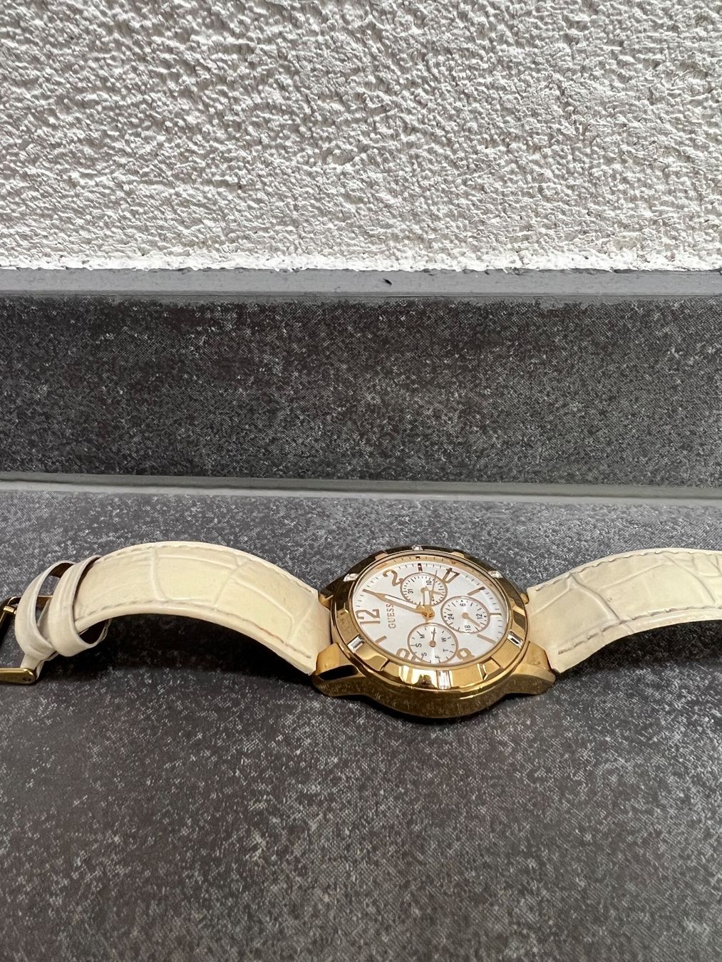 Guess Orologi: Goldige Guess Uhr – Usato da Wettswil venduto da alstel24 1
