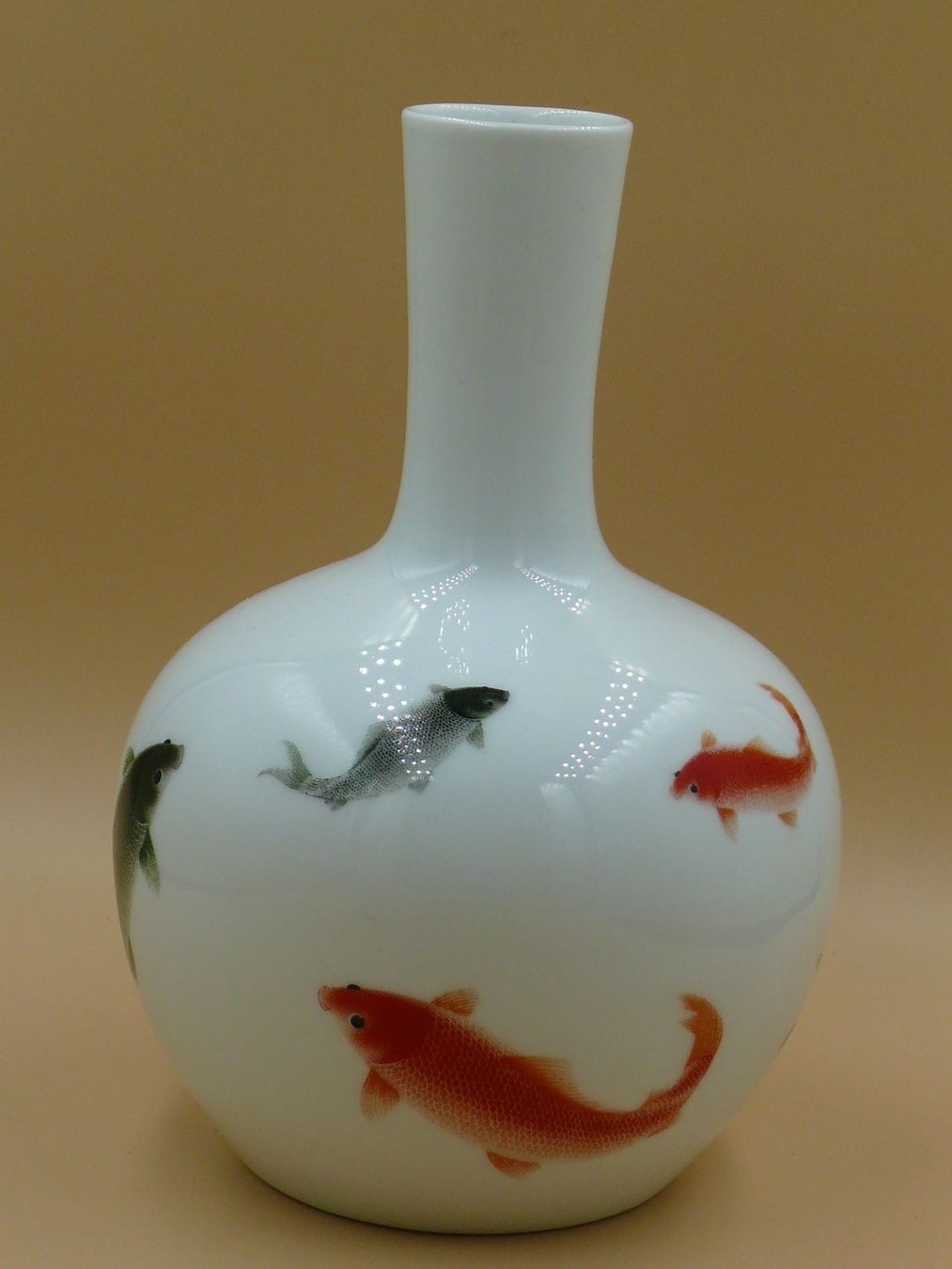 Vasen & Gefässe: Weisse Vase mit Koi-Karpfen Design – Gebraucht aus Schwarzenburg von Unterwahlern