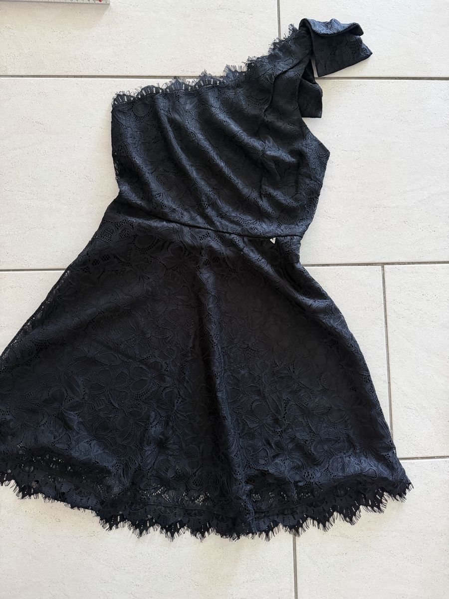 Guess Kleider: GUESS Spitzenkleid – Gebraucht aus Holzhäusern ZG von Selinnnnn1 1