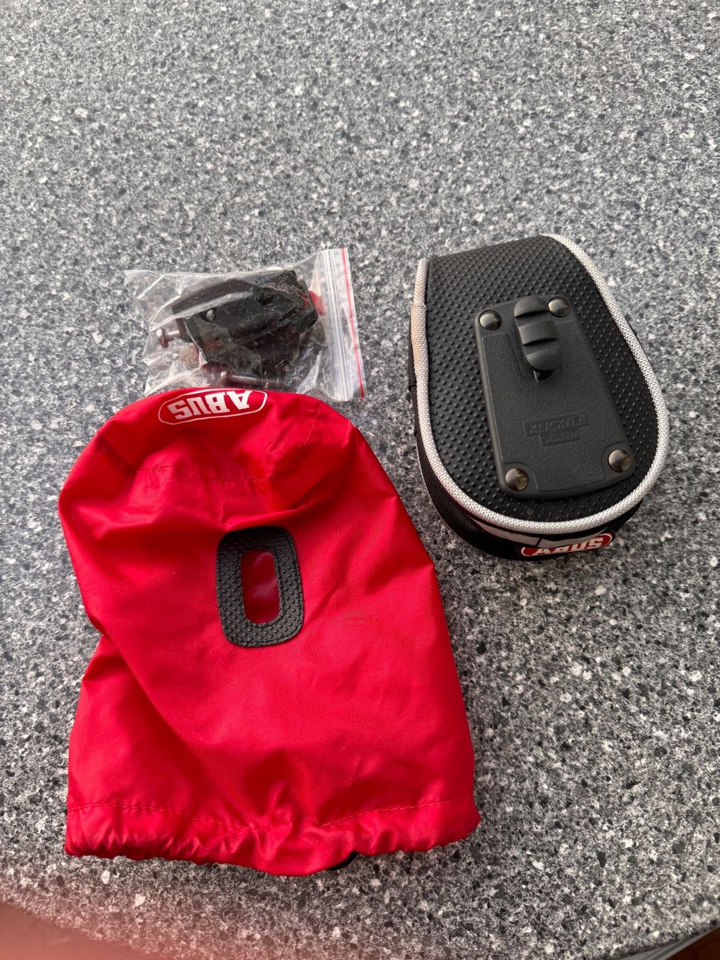 Taschen: Abus Velotasche , schwarz mit Cover – Gebraucht aus Lausanne von Sittingredbull