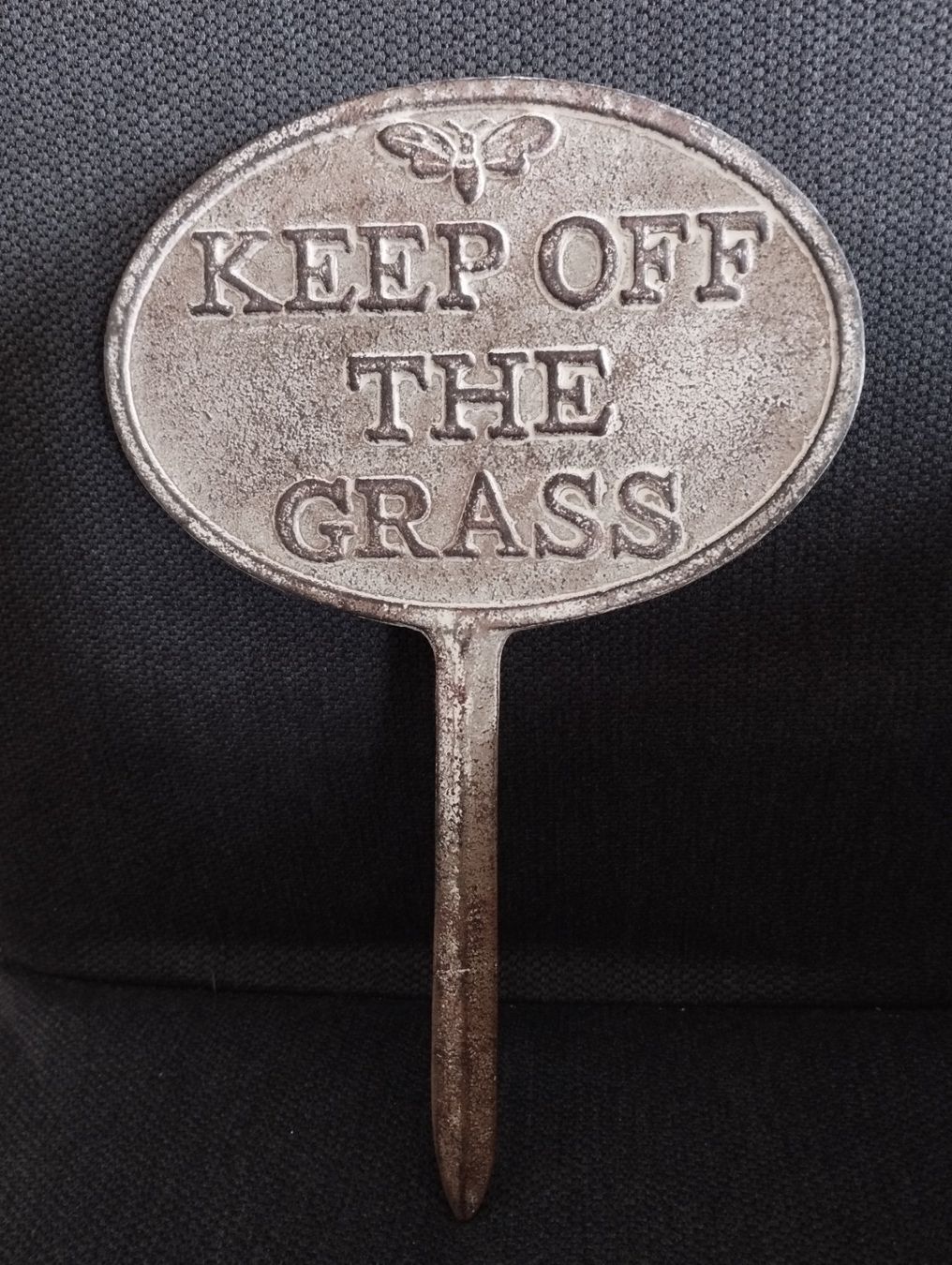 Tutte le decorazioni: Gartenstecker "Keep off the grass" – Nuovo (secondo la descrizione) da Bonstetten venduto da SurpriseShop