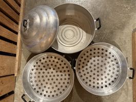 Cuit-vapeur en aluminium 3 étages avec couvercle utilisé