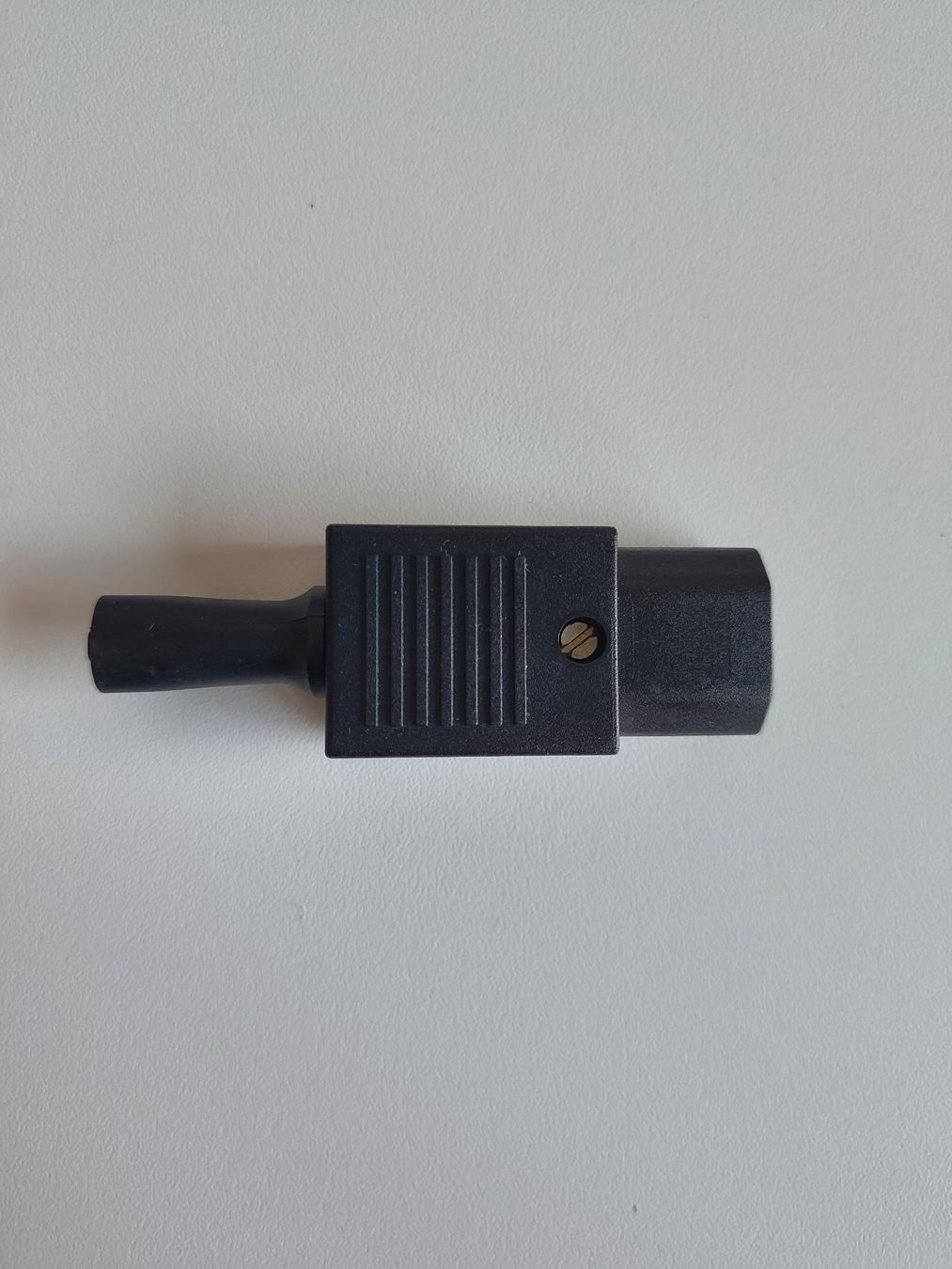Componenti elettronici: Gerätestecker C13 10A 250V schwarz – Usato da Emmenbrücke venduto da BlSi 3