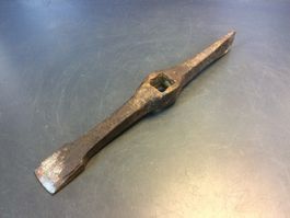 Antiker rostiger geschmiedeter Pickel oder Spitzhacke