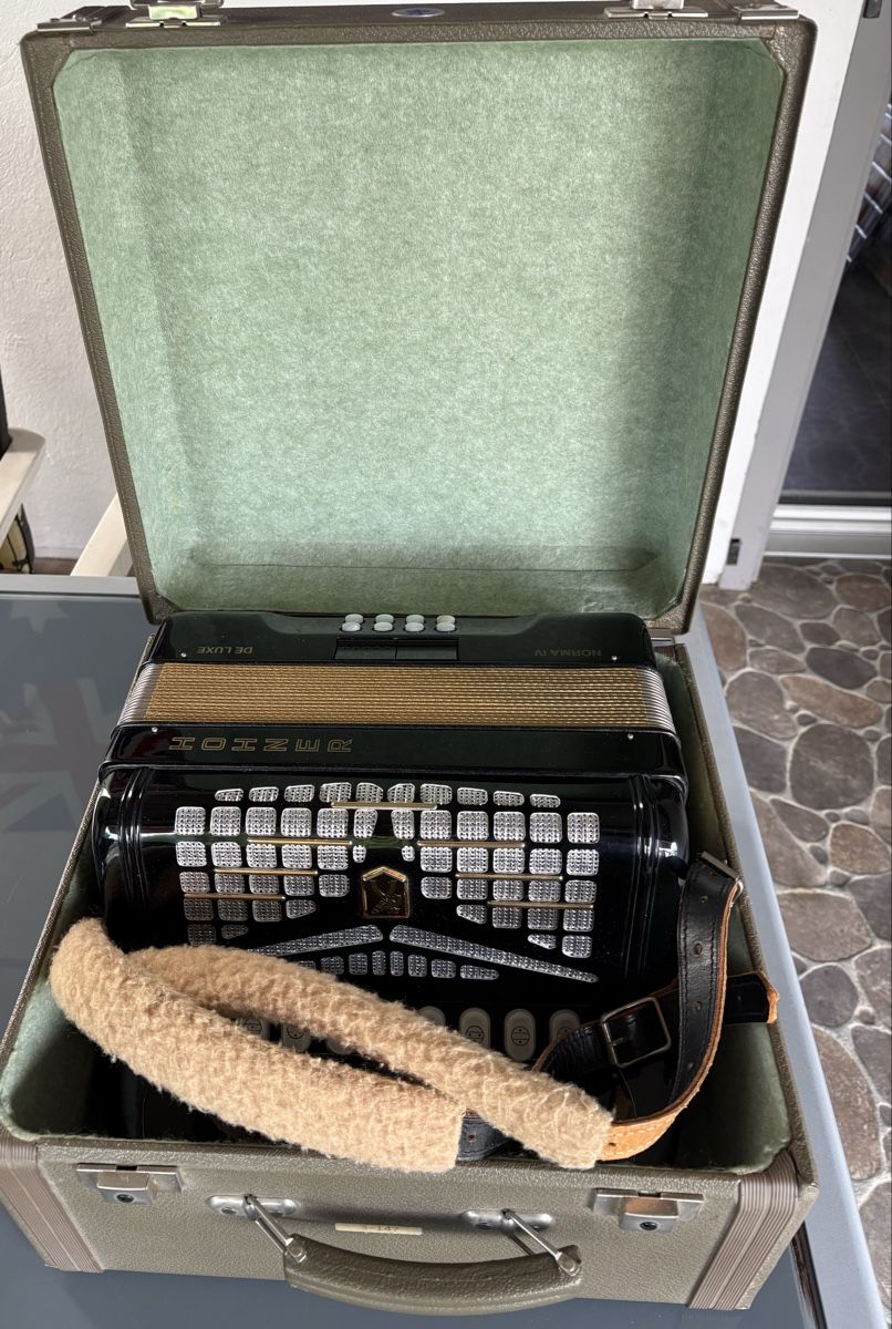 Hohner Strumenti musicali: Akkordeon Hohner Norma IV DE LUXE – Usato da Frauenfeld venduto da stonefishstony 5