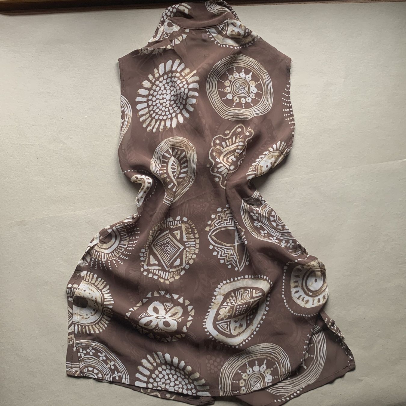 Gérard Darel Camicette: Vintage-Bluse von Gerard Darel mit braunem Muster – Usato da Chalais venduto da Decoarts.art 2
