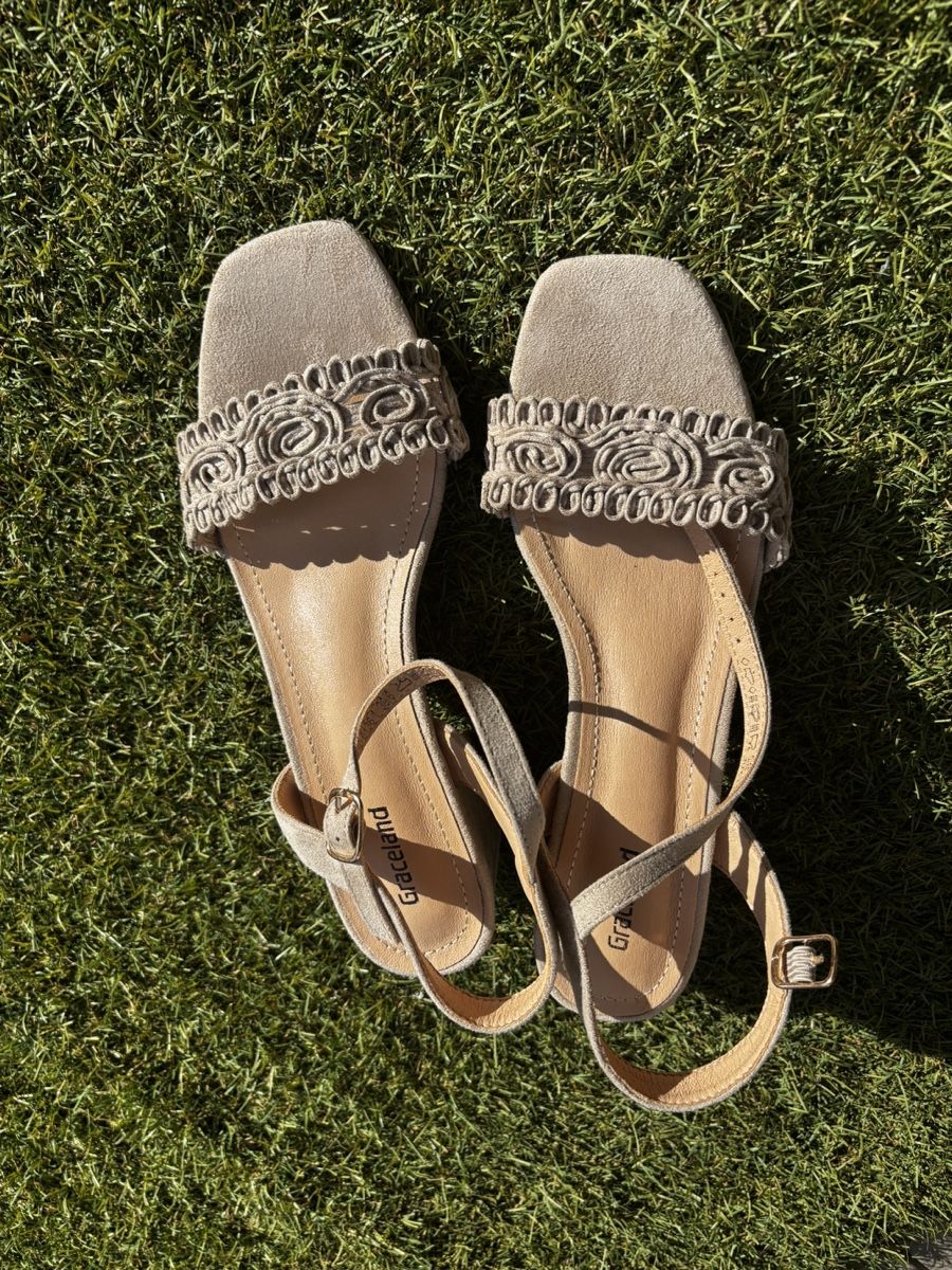 Scarpe da donna: Light Beige Graceland Sandals - 39 – Nuovo (secondo la descrizione) da Montreux venduto da nai_5w9m