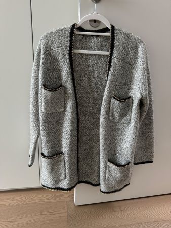 Damen Maje Cardigan/Strickjacke in Grau mit Golddetails