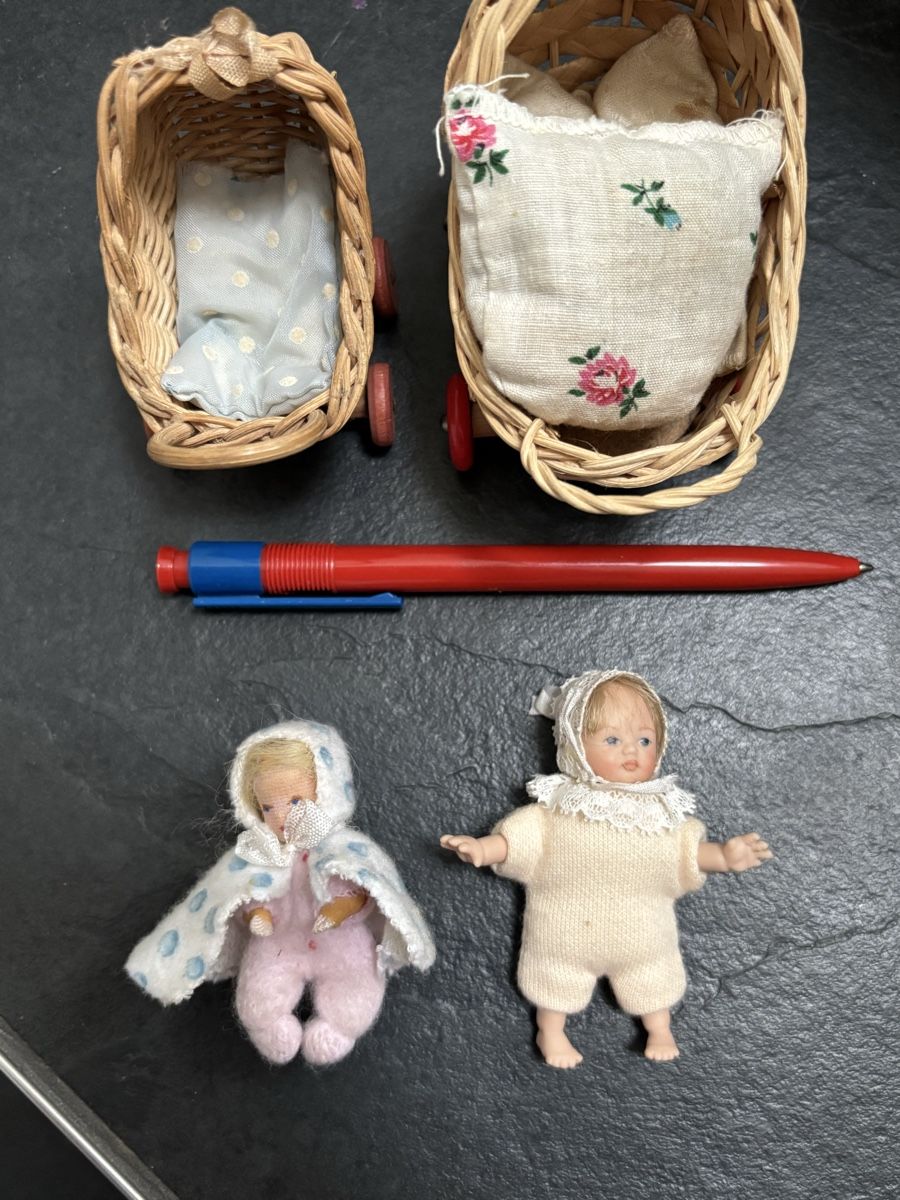 Bambole: Mini-Puppenwagen mit Püppchen – Usato da Balsthal venduto da AGUARDA 1