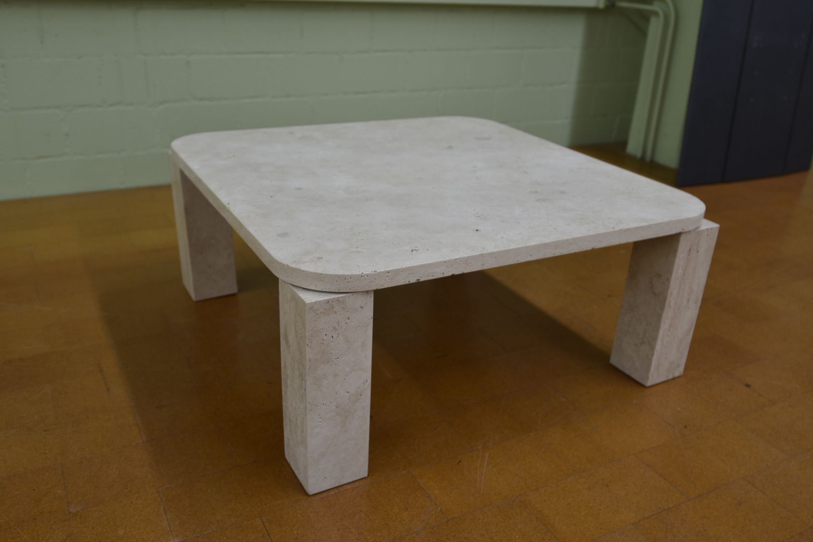 Tavoli: Designer Couchtisch Modell Atlas Travertin von New Works – Usato da Lichtensteig venduto da Polsterwerk 5