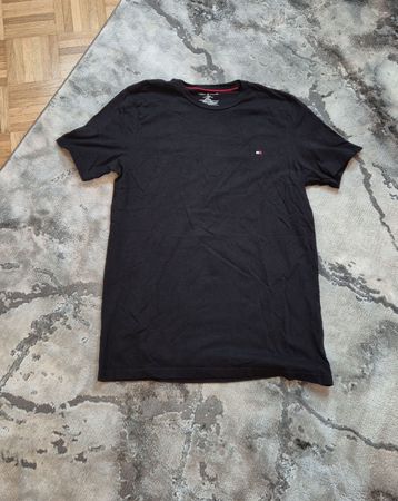 #19 - Schwarzes Tommy Hilfiger T-Shirt Grösse L
