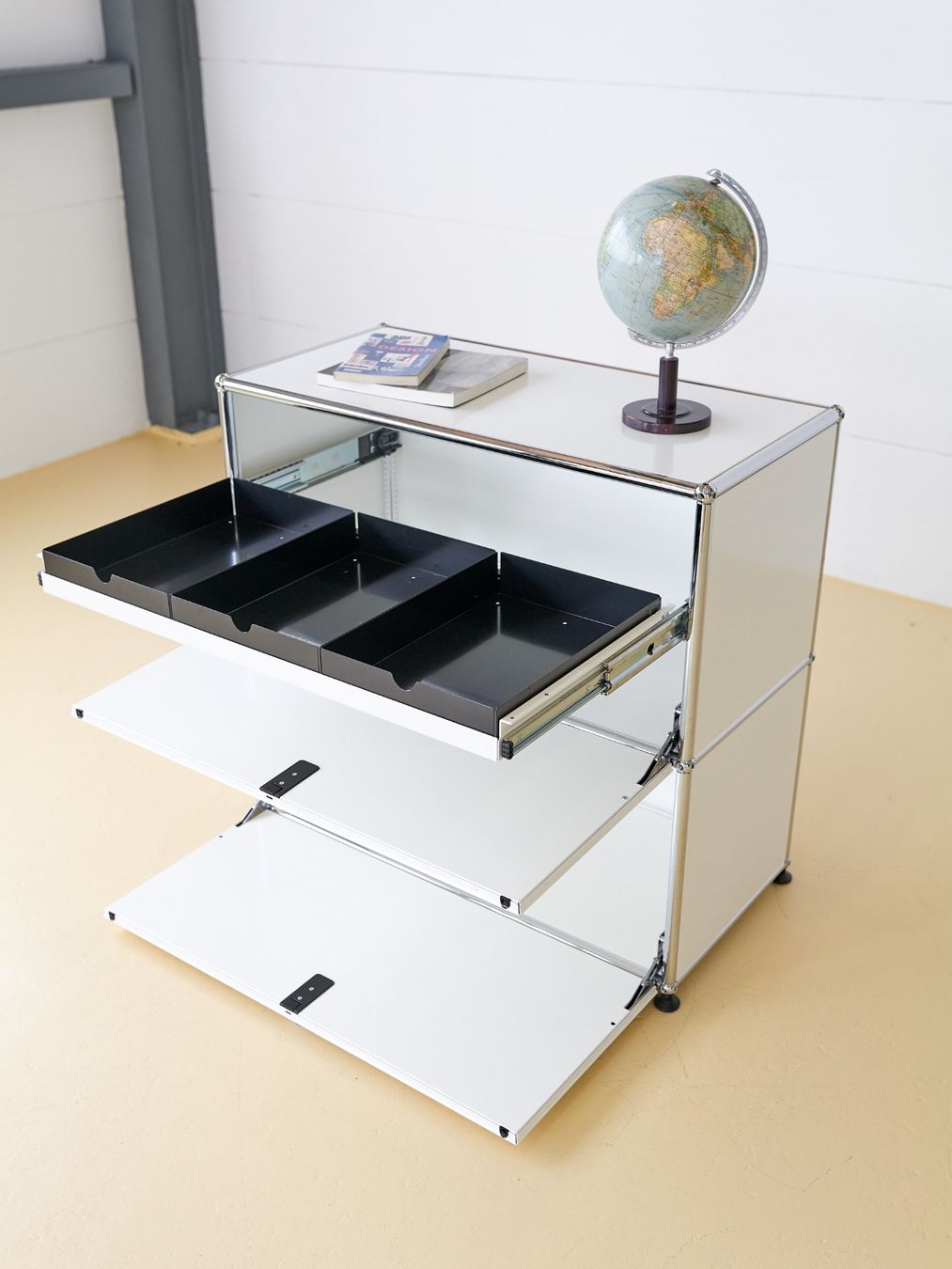 USM Cassettiere: USM Sideboard in Reinweiss mit Auszugtablar – Usato da Meinisberg venduto da atelier_TILIJA