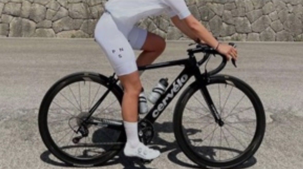 Pas Normal Studios Lotti di vestiti: Pas Normal Studios / PNS set mit Bibs und Jersey  – Usato da Einsiedeln venduto da emi_5bxs