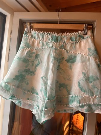 Skort mit ausgestellten Beinen