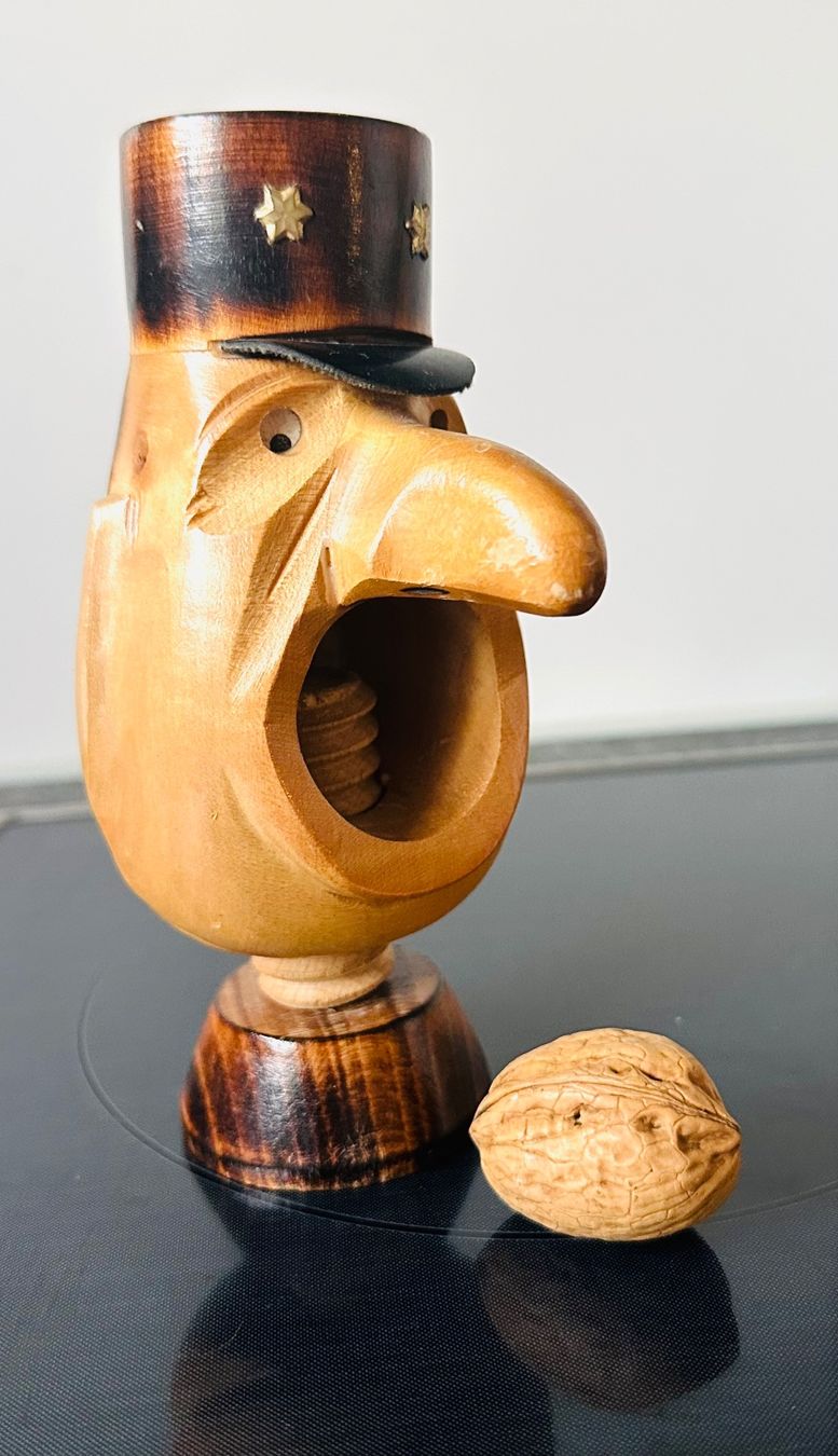 Elettrodomestici da cucina: Vintage Nussknacker Holz, General Giusan? – Usato da Zürich venduto da brazerola