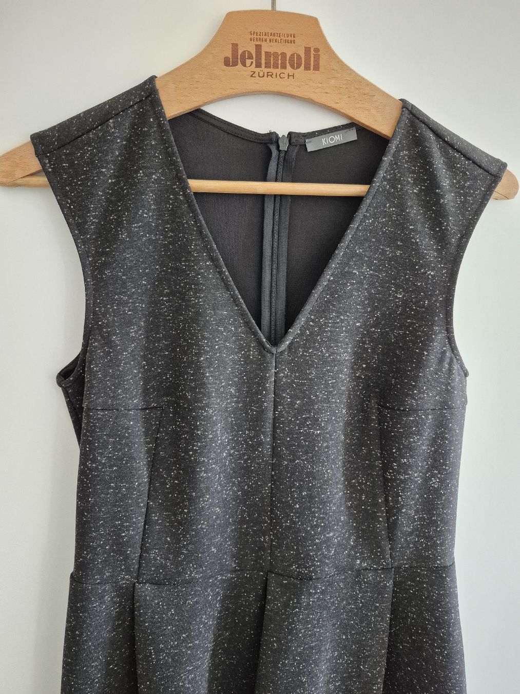 Vestiti: Elegantes, Kleid mit V-Ausschnitt, Grösse 36 – Nuovo (secondo la descrizione) da Wädenswil venduto da Orso31 1