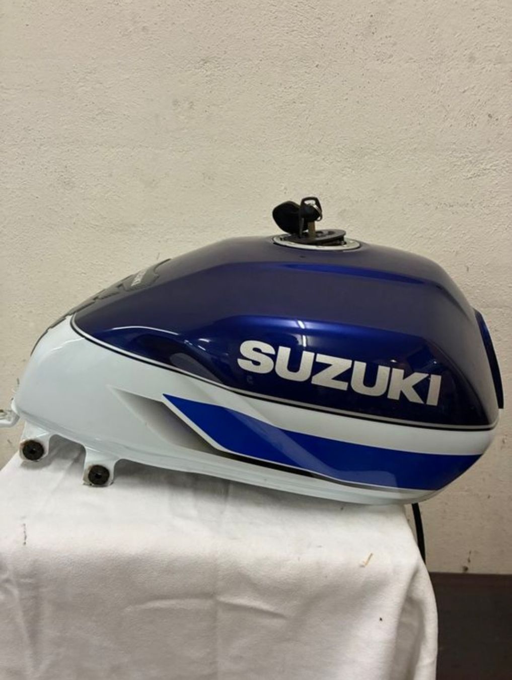 Suzuki Accessori per altri veicoli: Suzuki GSX 1400 Tank – Usato da Zürich venduto da EuleCH