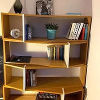 Élégante bibliothèque en forme de S, finition chêne chaleure