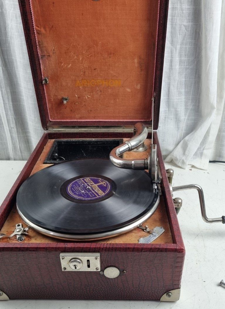 Plattenspieler: Antikes Koffergrammophon von Ariophon – Gebraucht aus Flums von