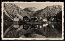 AK Arosa, Häuser am See mit Bergspiegelung