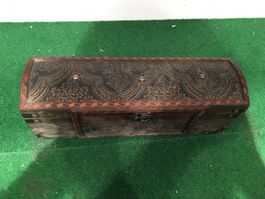 Alte Truhe / Schatztruhe aus Holz, dekorativ & speziell