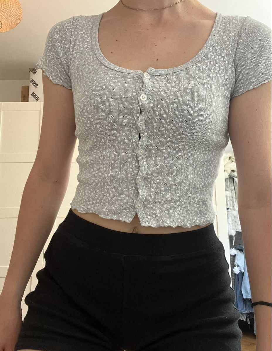 Brandy Melville T-shirt: Brandy Melville T-Shirt – Nuovo (secondo la descrizione) da Bern venduto da lea_wf9x