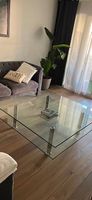 Glas-Couchtisch mit Edelstahlfüssen  modernes Design
