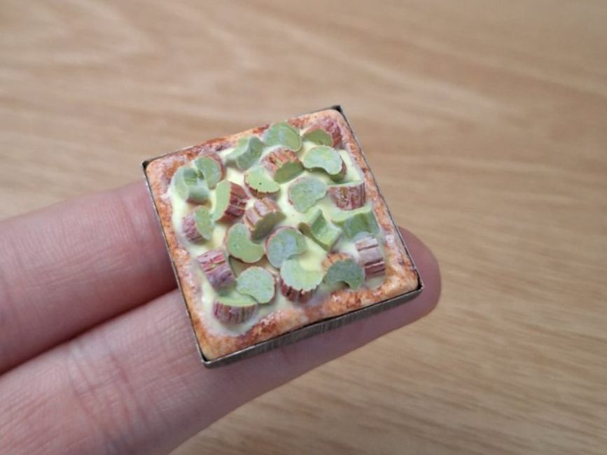 Maisons & Meubles de poupées: Handgemachte Rhabarberwähe – Neuf (Voir description) à Zürich par HandmadeTinyFood