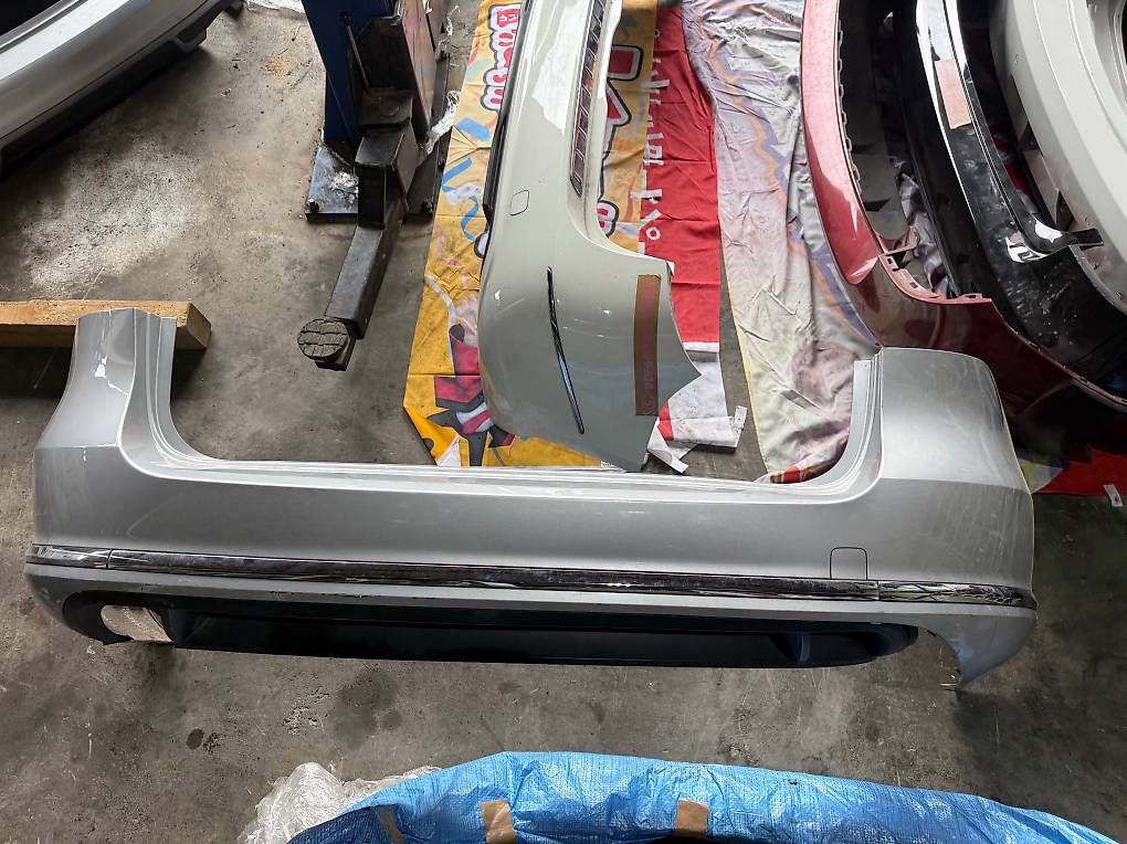 Tutti pezzi di ricambio auto: VW Passat B7 Silber Hintere Stossstange 2011-2014 – Usato da Safenwil venduto da Optimec_GmbH