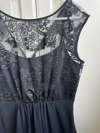 Schönes elegantes schwarzes Kleid. Neu