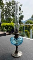 Antike Petrollampe aus blauem Glas Öllampe