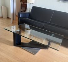Eleganter Couchtisch mit Glasplatte und Metallfuss