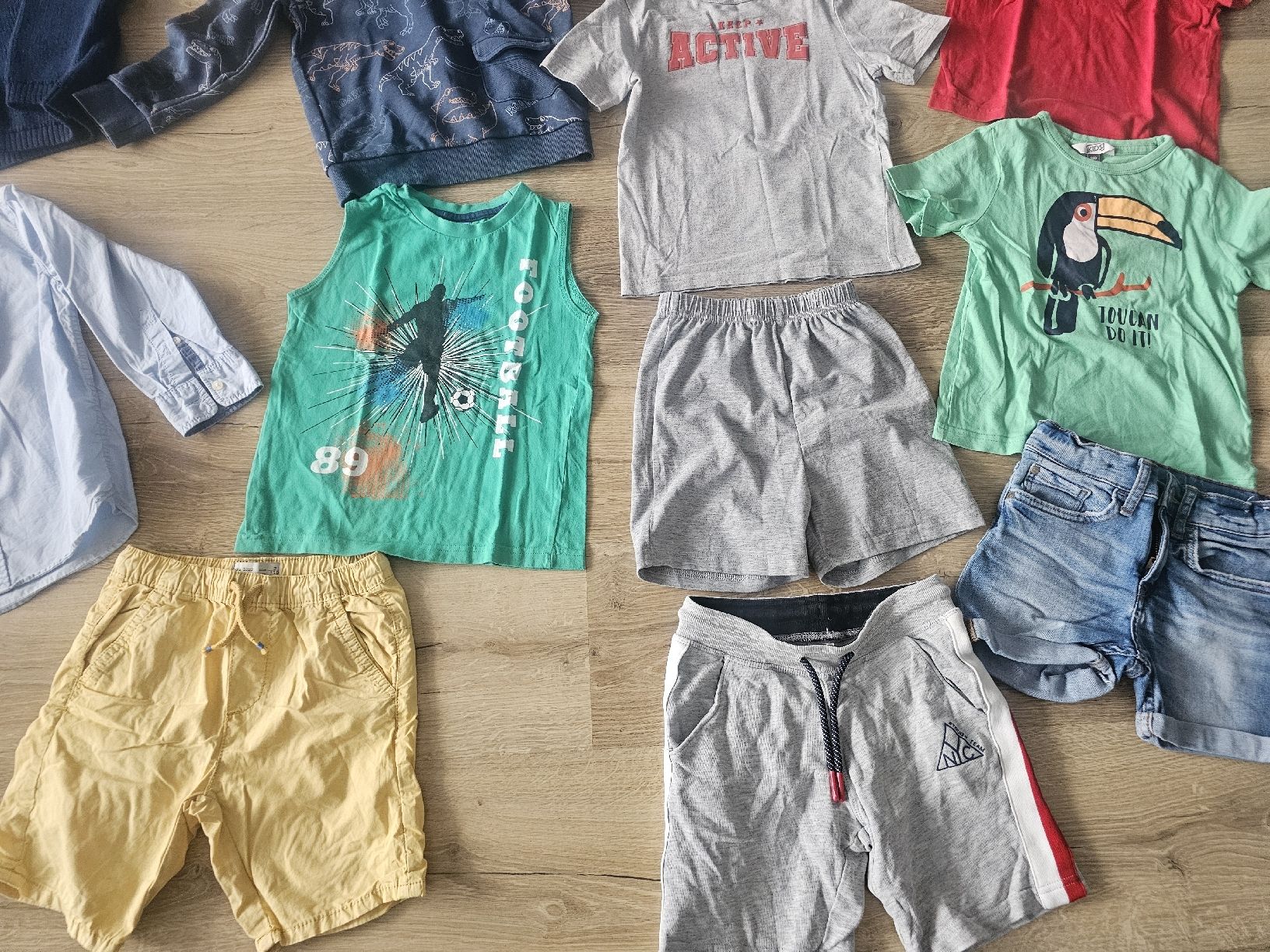 Lotti & Set di vestiti: Jungen Kleiderpaket, Grösse 110 – Usato da Grosshöchstetten venduto da Qenko 3