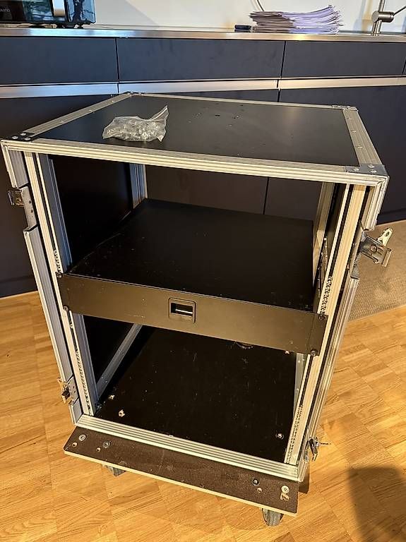 Autres accessoires: 19" Event Rack auf Rollen mit Rack-Schublade – D'occasion à Bischofszell par Nenga 1