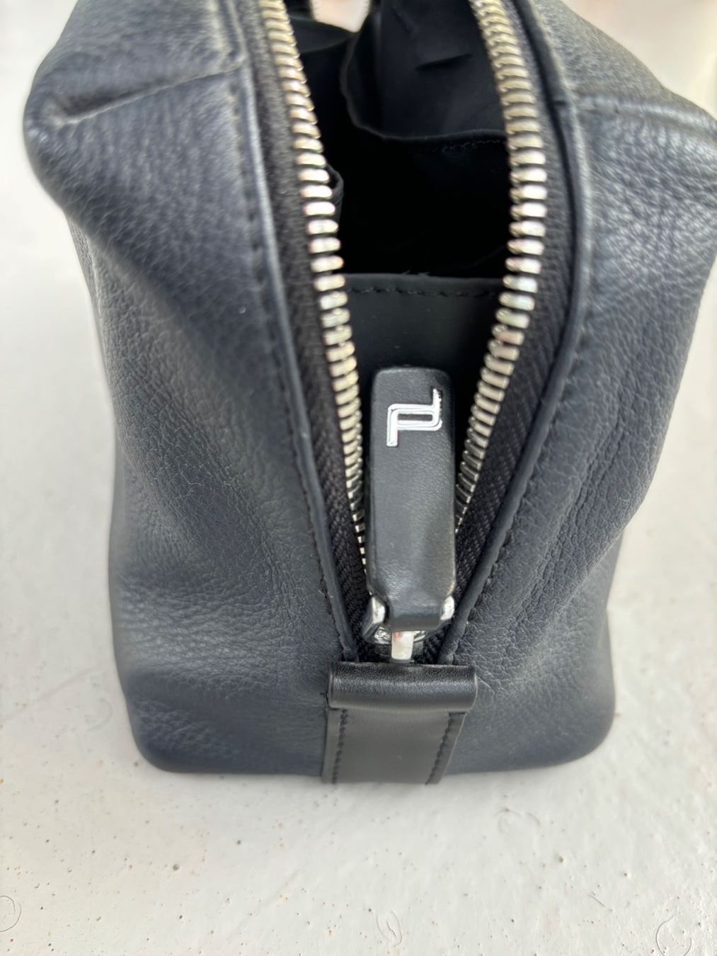 Porsche Custodie per cosmetici: Porsche Design Leather Toiletry Bag, Navy, VG Condition – Usato da Zollikon venduto da Ostendo 3