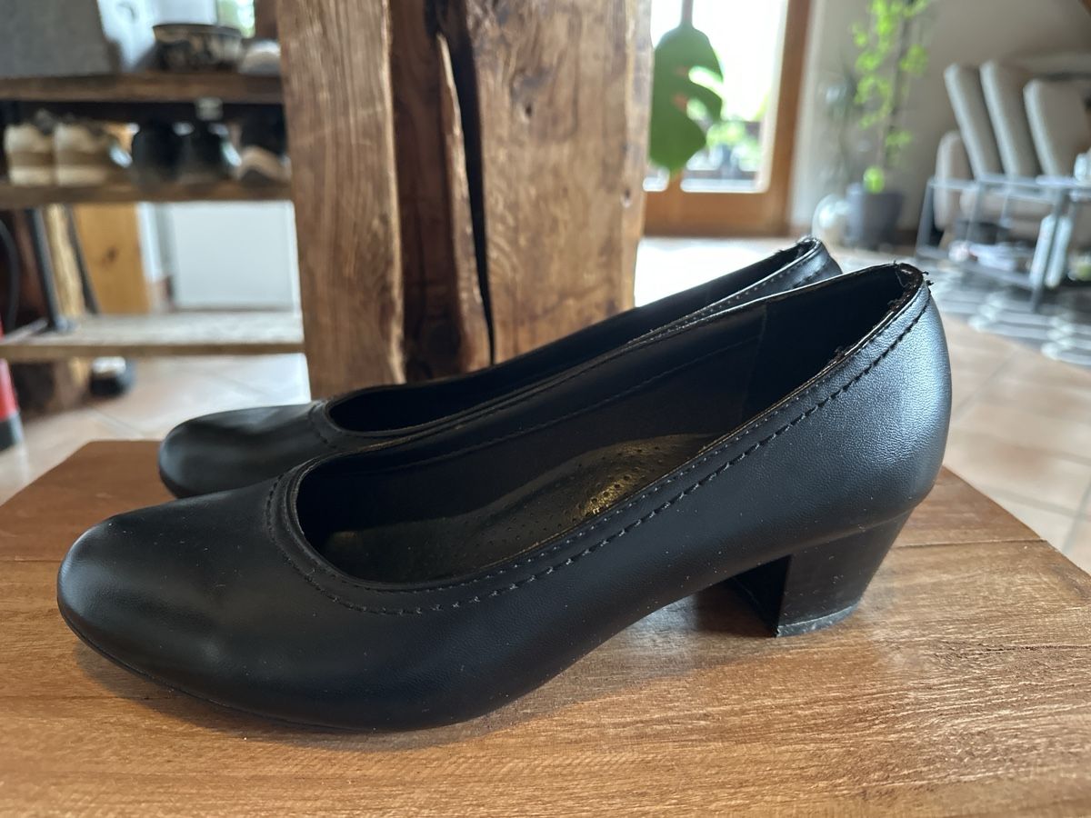 Damenschuhe: Klassische, schwarze Damen Pumps, Grösse 39 – Gebraucht aus Schnottwil von mic_d27v 1