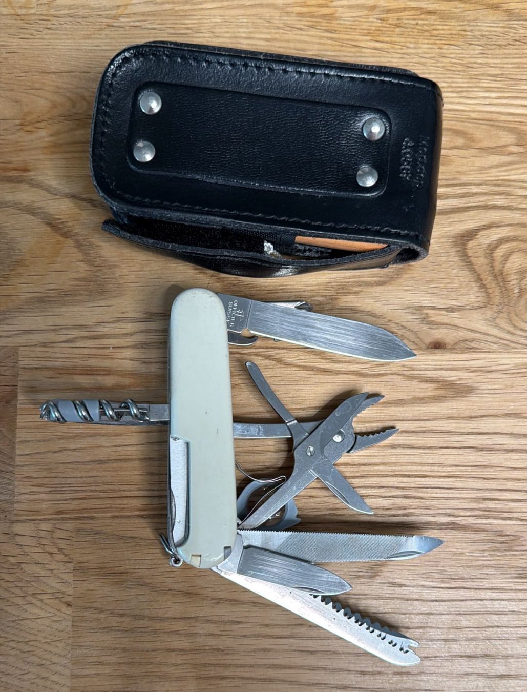 Victorinox Taschenmesser: VICTORINOX  SURVIVAL KIT MIT ETUI – Gebraucht aus Zürich von Frei-Occasionen 2