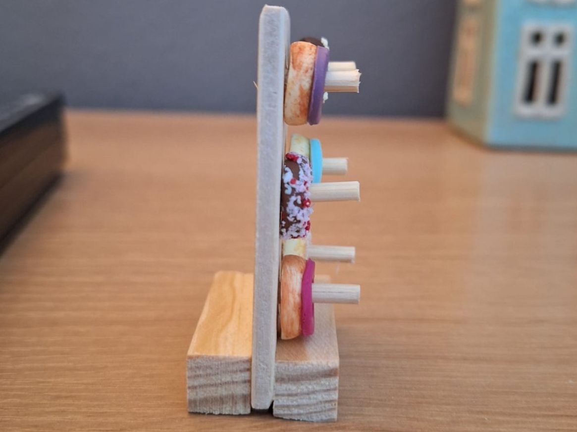 Case e mobili per bambole: Donuts Ständer, Alles Handmade Ständer und Donuts – Nuovo (secondo la descrizione) da Zürich venduto da HandmadeTinyFood 1