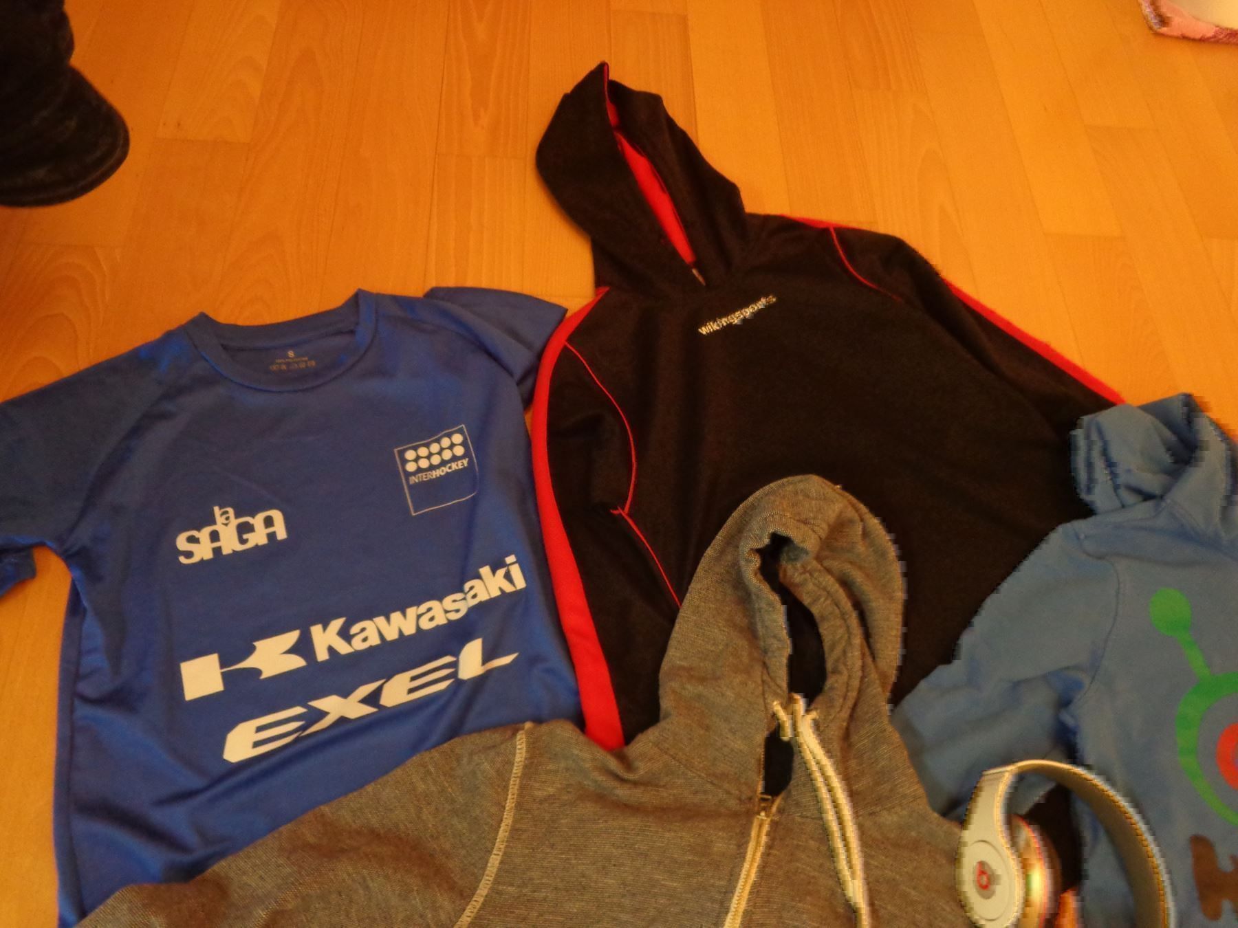 Lotti & Set di vestiti: Pulli/Shirts/Etui/Kopfhörer etc – Usato da Greifensee venduto da Toggi11 1