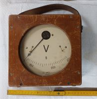 Messgerät Voltmeter in Holzgehäuse, Antik Vintage