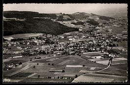 AK Belp, Panorama mit Ort und Feldern