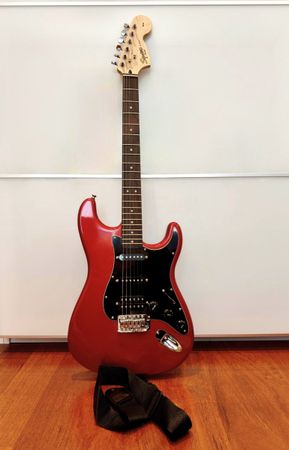 Squier by Fender Stratocaster & gepolsterte Gitarrentasche