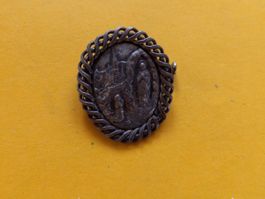 Broche ancienne religieuse ovale en métal