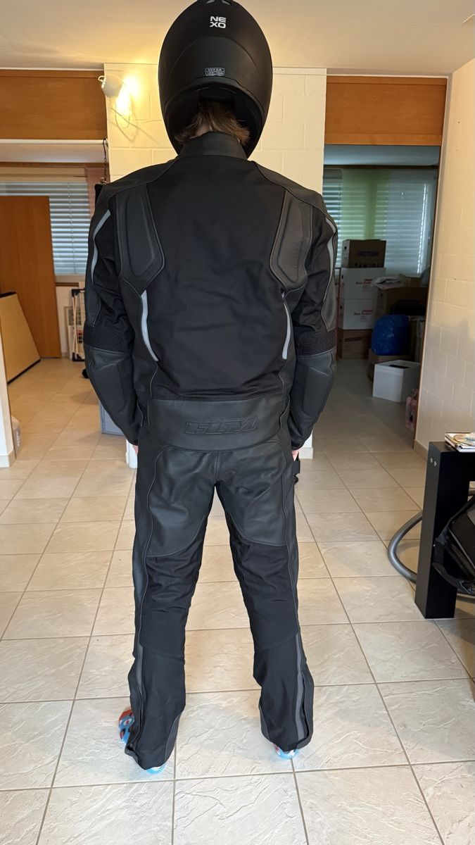 FLM Completi: Schwarze Motorradleder-Kombi FLM Mohawk – Usato da Zürich venduto da LinoVentura 3