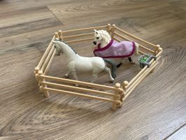 Schleich Pferdekoppel mit zwei Pferden und Zubehör 