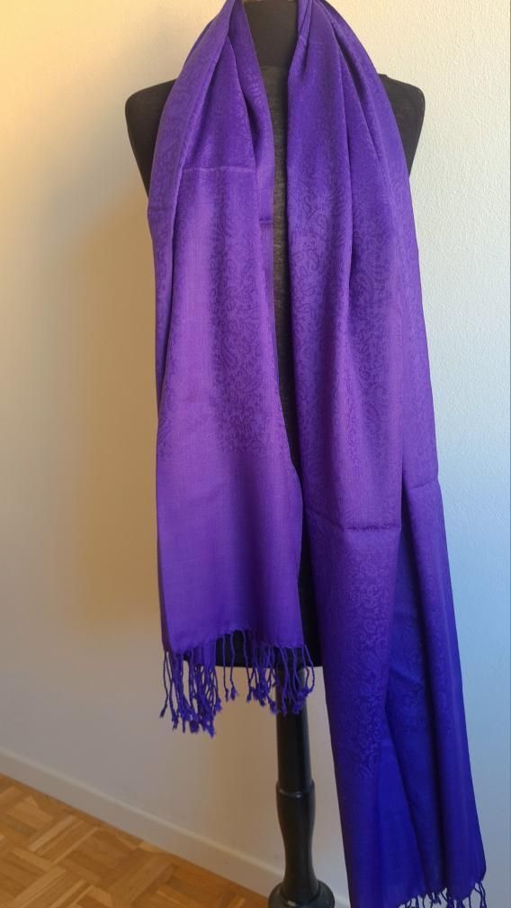Foulard & Sciarpe: Écharpe châle  violette ! Neuf ✨ – Nuovo e nell'imballaggio originale da La Chaux-de-Fonds venduto da Luxary.25cachmirepro 1