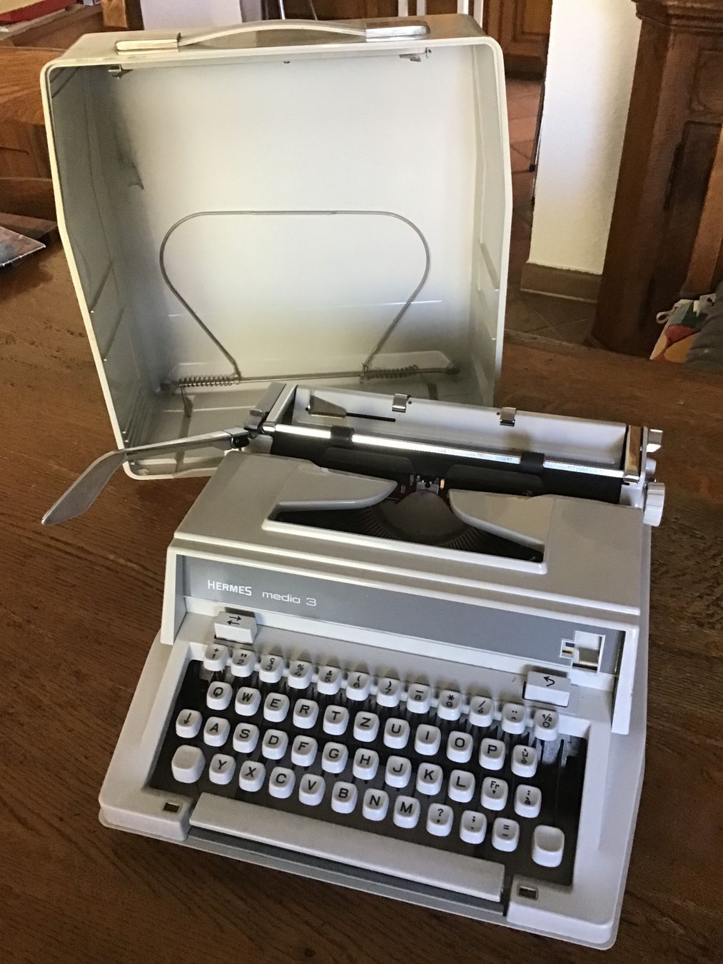 Hermès Schreibmaschinen: Superbe machine à écrire Hermes Paillard media 3 – Gebraucht aus Fully von Ruby97