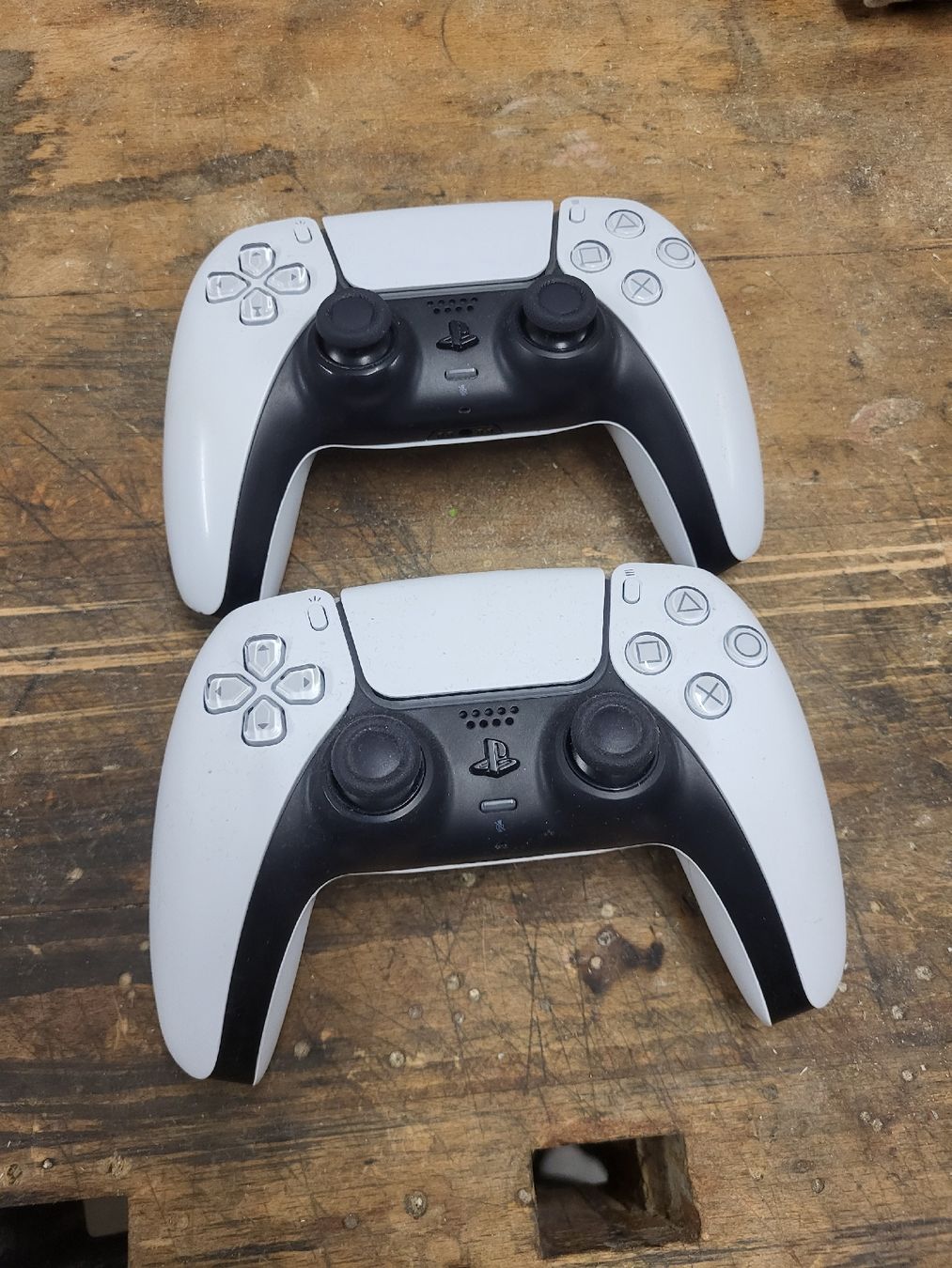 Sony Console: 2x PS5 Controller und Ladestation  – Usato da Gächlingen venduto da Jan_Wytt 1