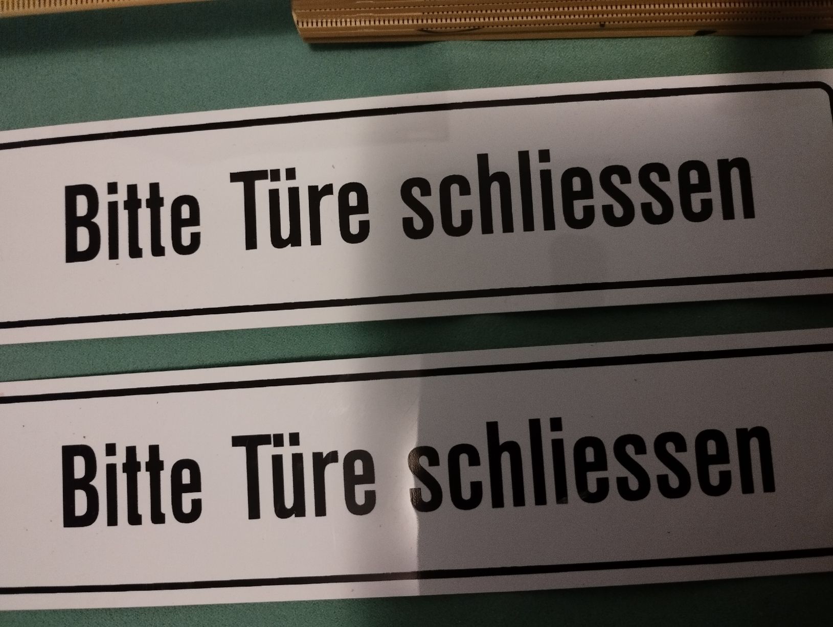 Insegne: 2 Stk. "Bitte Türe schliessen" Schilder, neu – Nuovo e nell'imballaggio originale da Ostermundigen venduto da Dinge1
